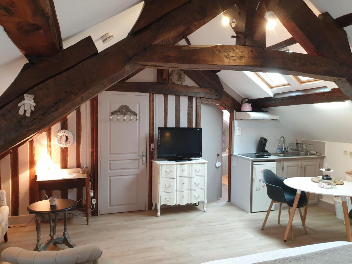 D'Anciennes "Chambres De Bonnes" Онфлёр Экстерьер фото
